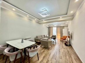 Luxury 2 bedroom apt with a balcony in the small center at Koghbatsi 16, New Building